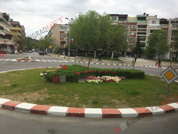 Пръскат срещу кърлежи, освежават пешеходни пътеки и бордюри