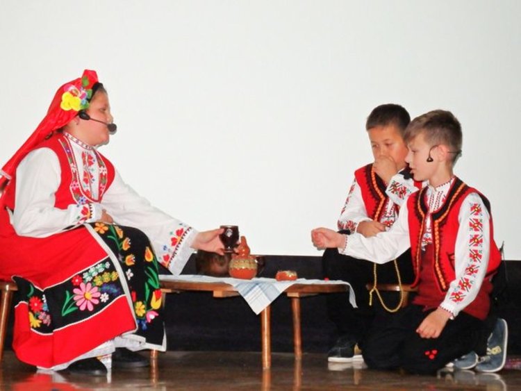  Пиеса "Мамино детенце" от Любен Каравелов, чиято премиера бе вчера в кино залата на "Планета Пайнер".