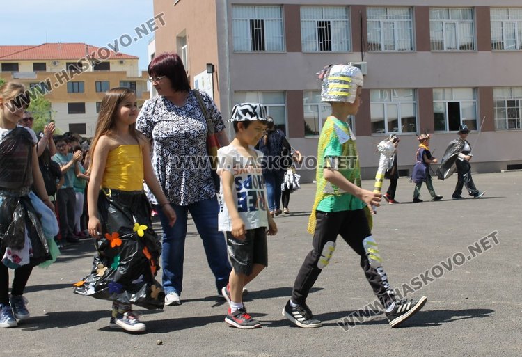 Каравеловци организираха ревю на дрехи от отпадъци