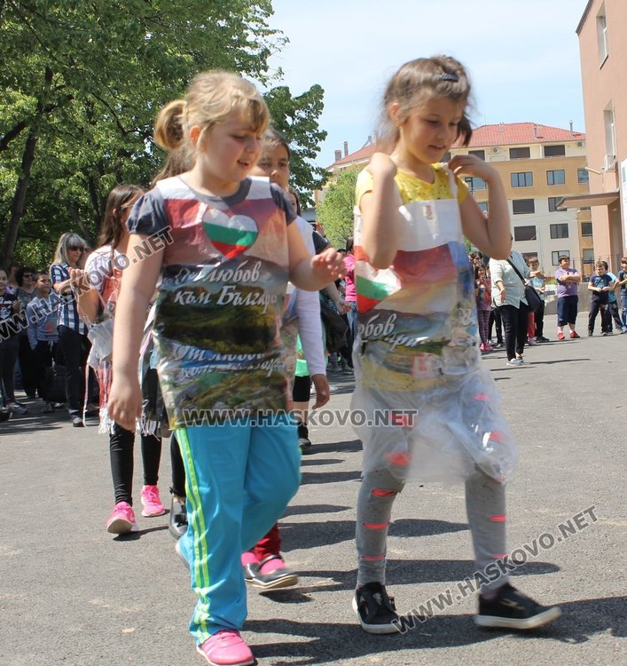 Каравеловци организираха ревю на дрехи от отпадъци