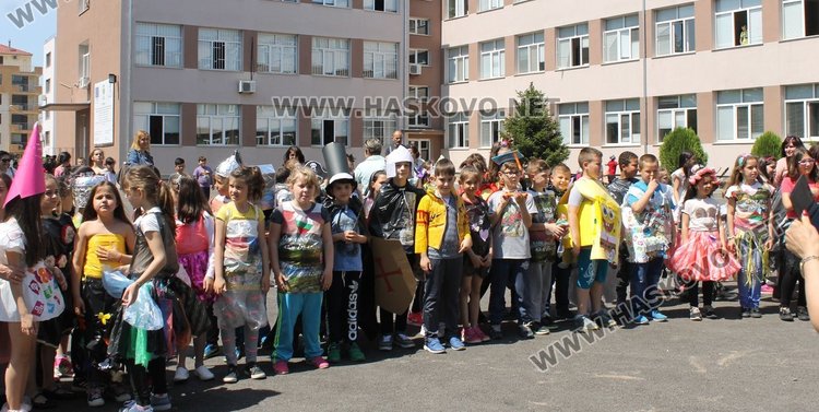 Каравеловци организираха ревю на дрехи от отпадъци