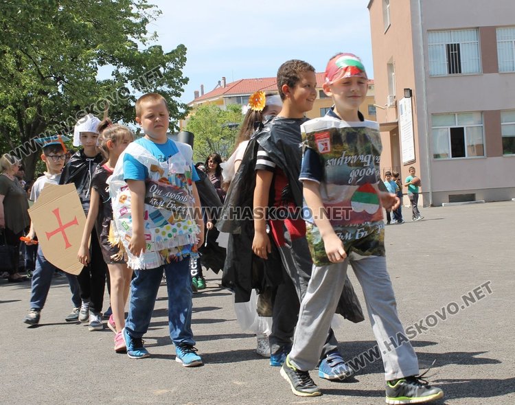 Каравеловци организираха ревю на дрехи от отпадъци