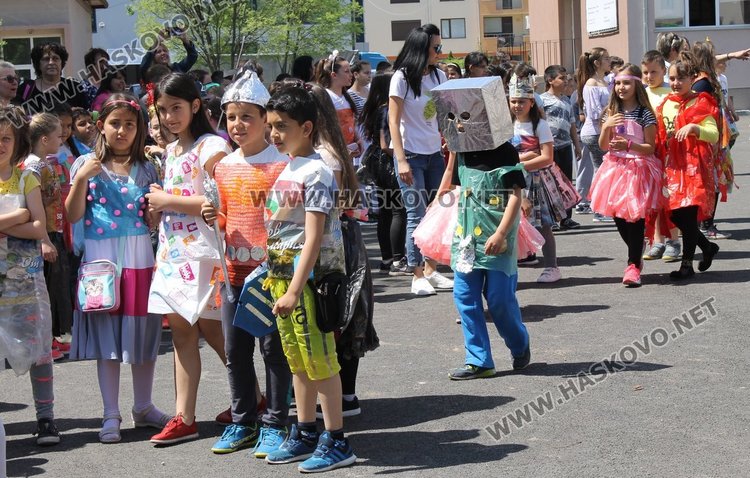 Каравеловци организираха ревю на дрехи от отпадъци