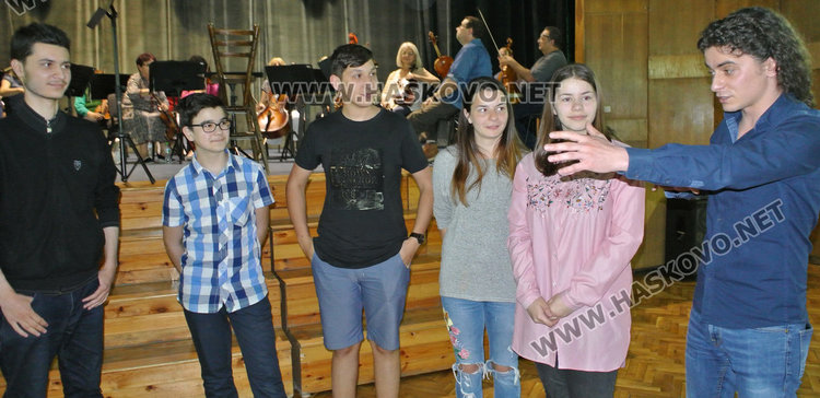 Оркестрантите на Хасково акомпанират на солисти от Националното музикално училище