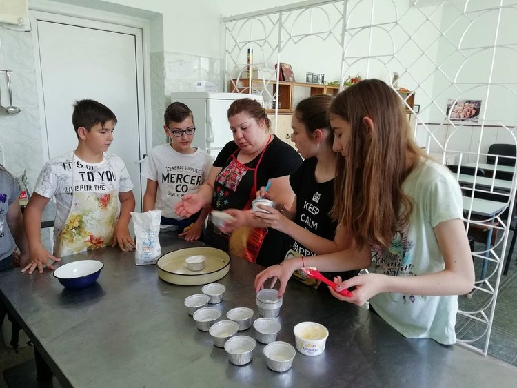 Шестокласници от ОУ „Ал. Константинов“ изучаваха професията на готвача