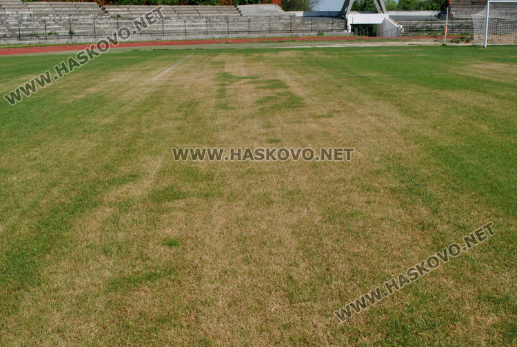 Изсъхна тревата на стадион „Хасково“. Общината: Ще се оправи