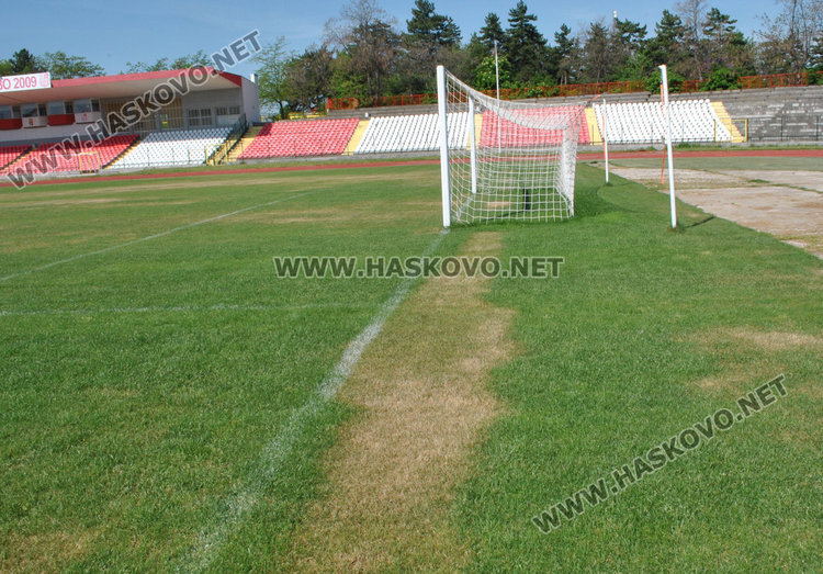 Изсъхна тревата на стадион „Хасково“. Общината: Ще се оправи