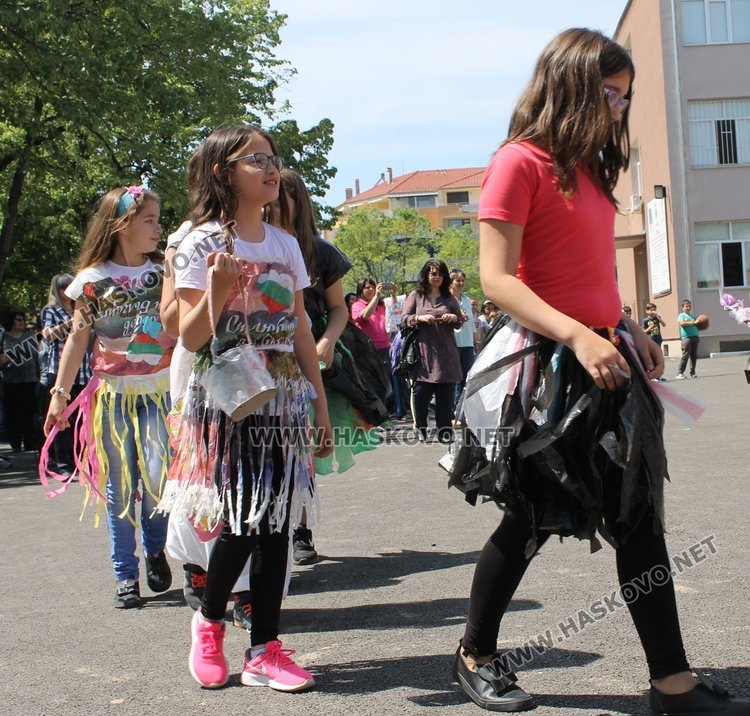 Каравеловци организираха ревю на дрехи от отпадъци