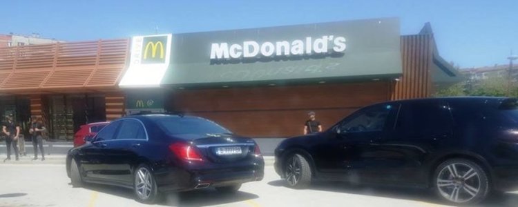 Мутри блокират заведение за бързо хранене, полицията проверява случая