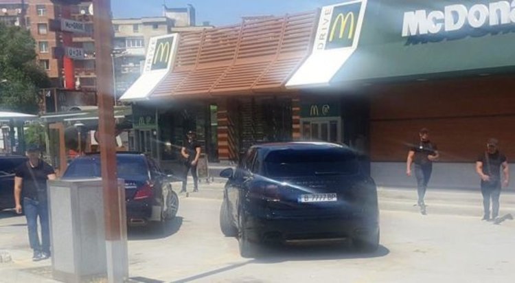 Мутри блокират заведение за бързо хранене, полицията проверява случая