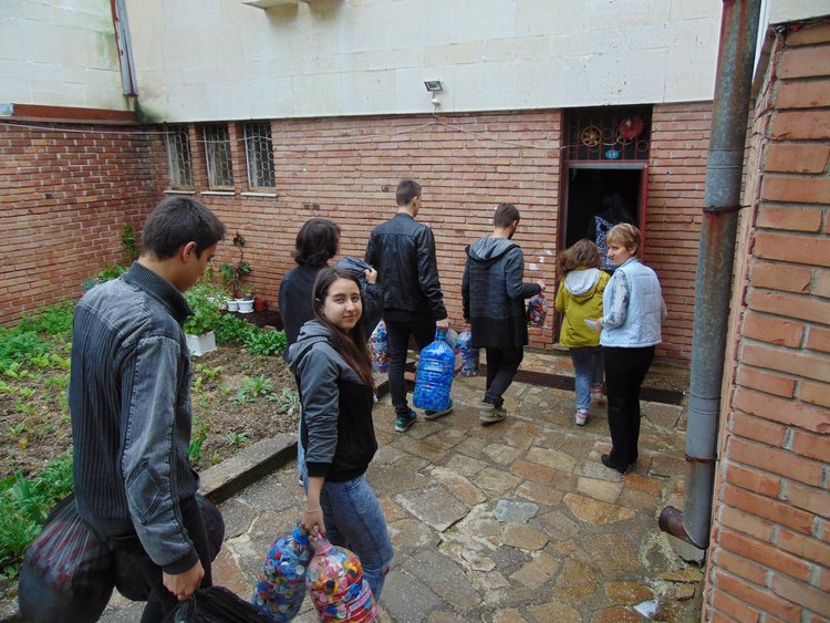 Възпитаници на ПГ по туризъм участват с  ентусиазъм  в кампанията  „Капачки за усмивка”