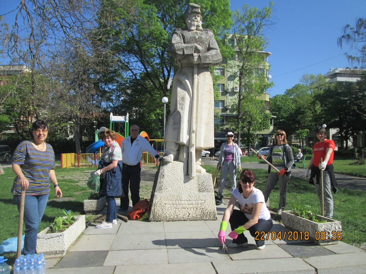 Почистиха паметниците на руските воини  