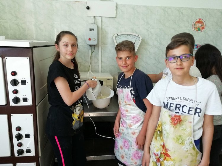 Шестокласници от ОУ „Ал. Константинов“ изучаваха професията на готвача