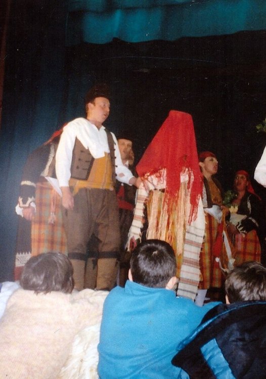 Децата са винаги любопитни да наблюдават сцената, особено ако там да се играе нещо, което не са виждали