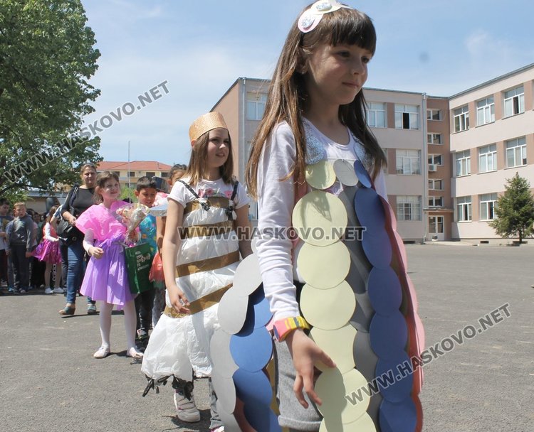 Каравеловци организираха ревю на дрехи от отпадъци