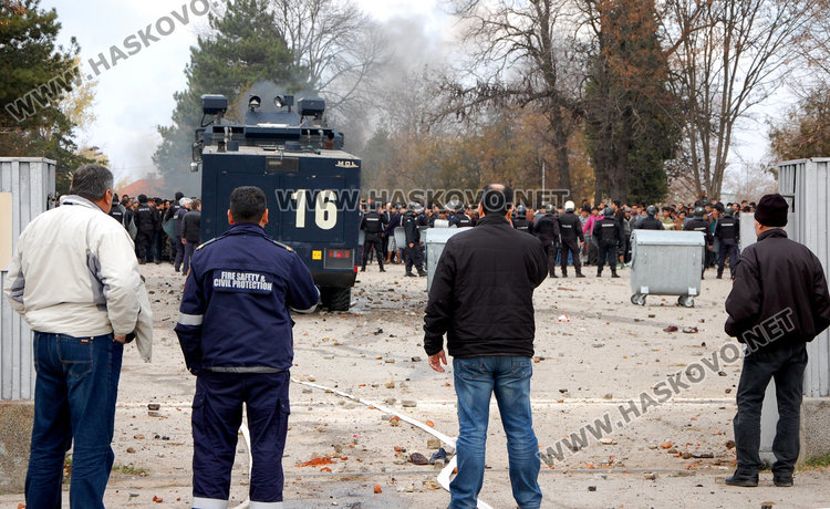 Фалстарт на процеса срещу погромаджиите в бежанския лагер в Харманли