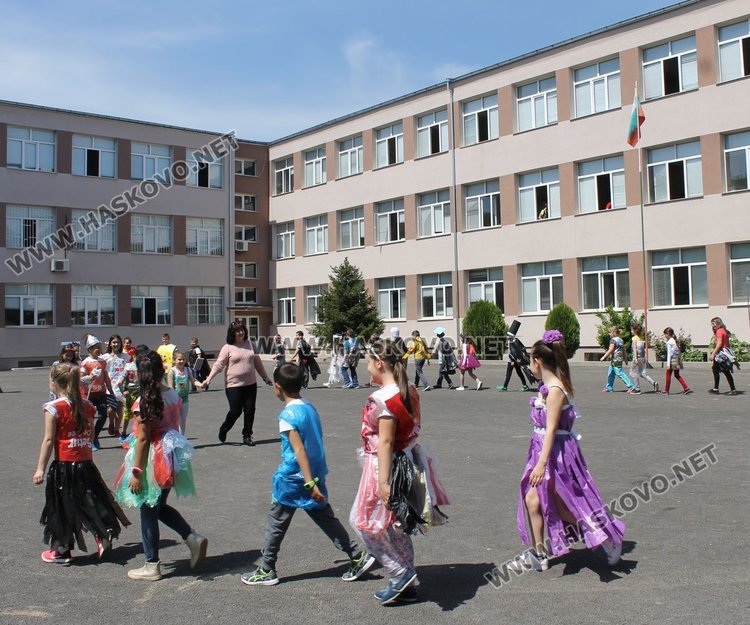 Каравеловци организираха ревю на дрехи от отпадъци