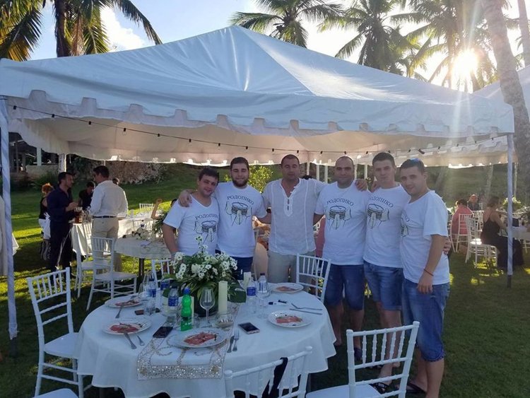 Родопски гайдари поведоха сватба на брега на океана в Доминикана