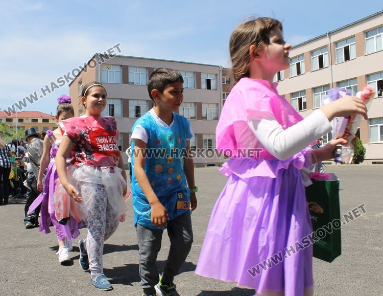 Каравеловци организираха ревю на дрехи от отпадъци