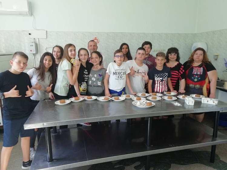 Шестокласници от ОУ „Ал. Константинов“ изучаваха професията на готвача