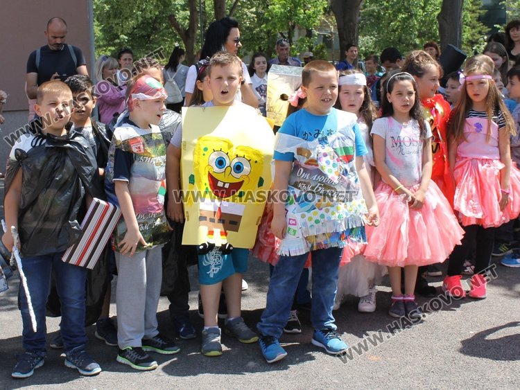 Каравеловци организираха ревю на дрехи от отпадъци