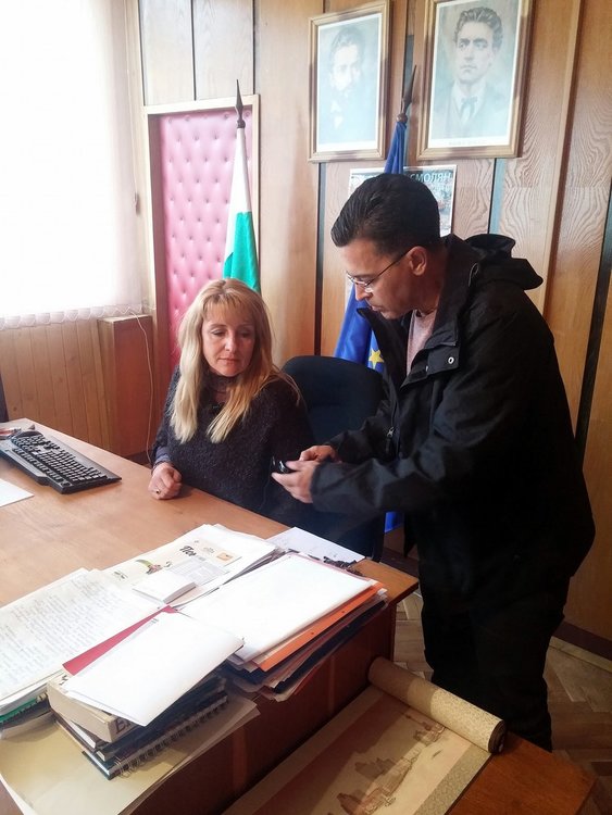 Кметът на селото Сийка Суркова е бивш журналист и с лекота отговори на всички въпроси за живота в селото