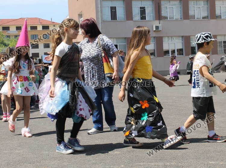 Каравеловци организираха ревю на дрехи от отпадъци