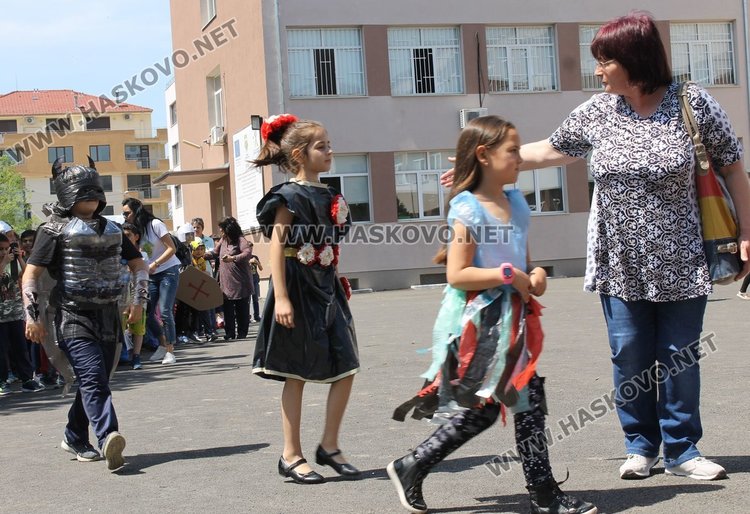 Каравеловци организираха ревю на дрехи от отпадъци