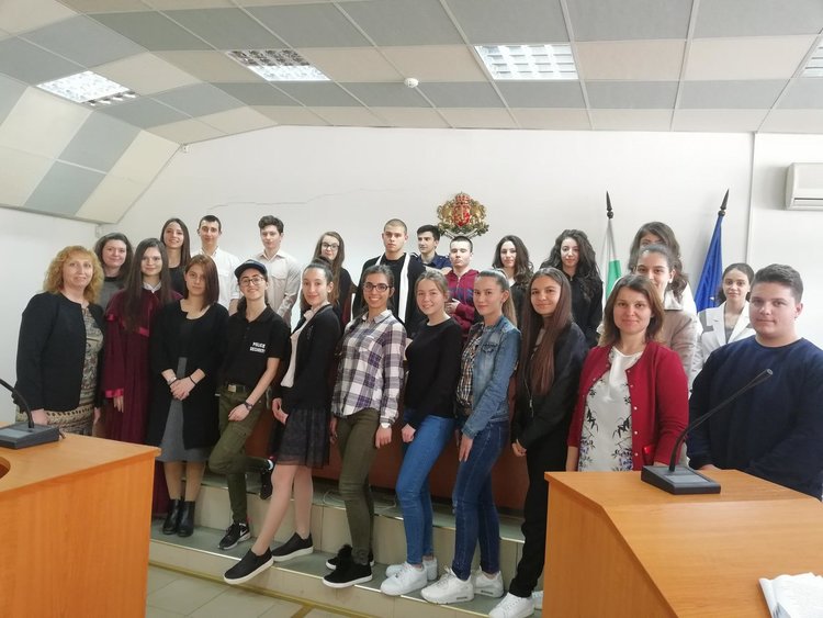 Справедливостта възтържествува в симулативен съдебен процес  в Езиковата гимназия 