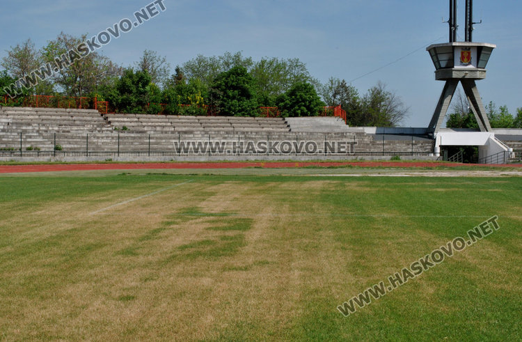 Изсъхна тревата на стадион „Хасково“. Общината: Ще се оправи