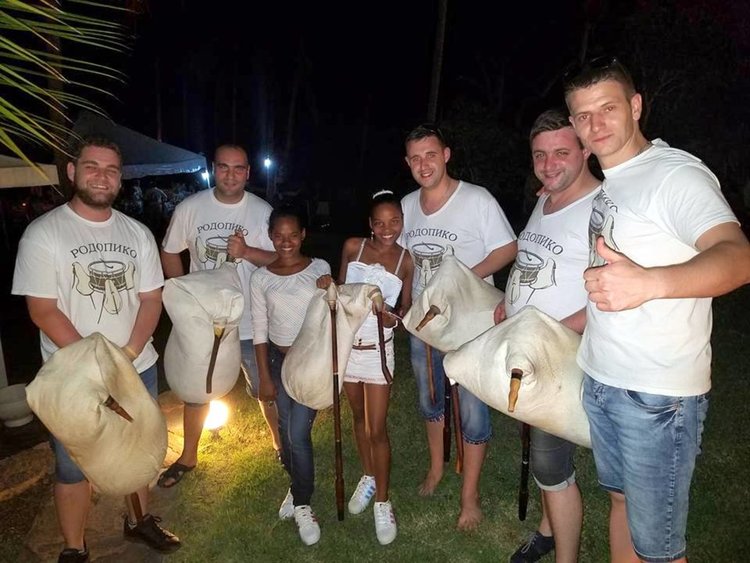 Родопски гайдари поведоха сватба на брега на океана в Доминикана