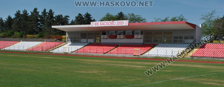 Изсъхна тревата на стадион „Хасково“. Общината: Ще се оправи