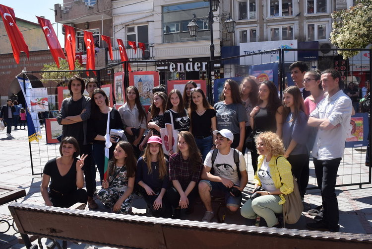 Мост на мира градят деца от Кърджали и Одрин с творбите си