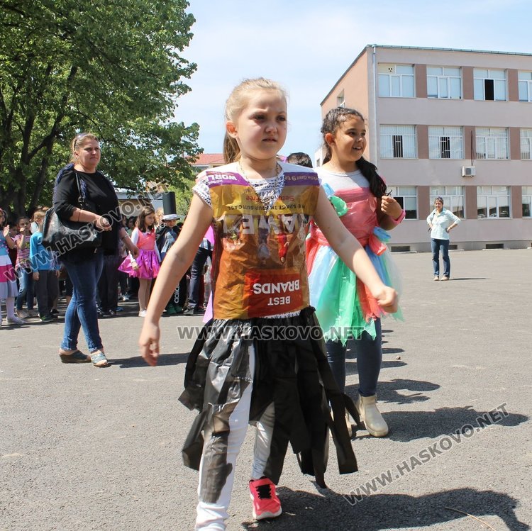 Каравеловци организираха ревю на дрехи от отпадъци