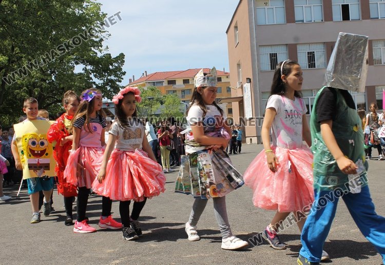 Каравеловци организираха ревю на дрехи от отпадъци