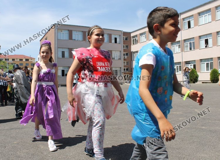 Каравеловци организираха ревю на дрехи от отпадъци