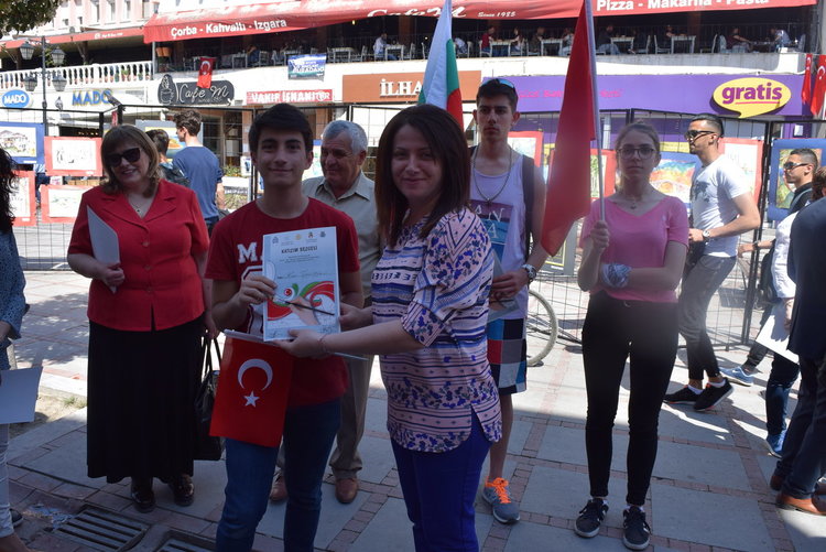 Мост на мира градят деца от Кърджали и Одрин с творбите си