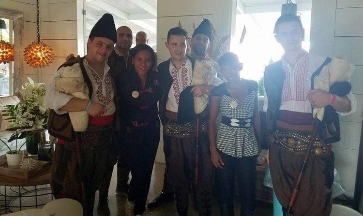 Родопски гайдари поведоха сватба на брега на океана в Доминикана