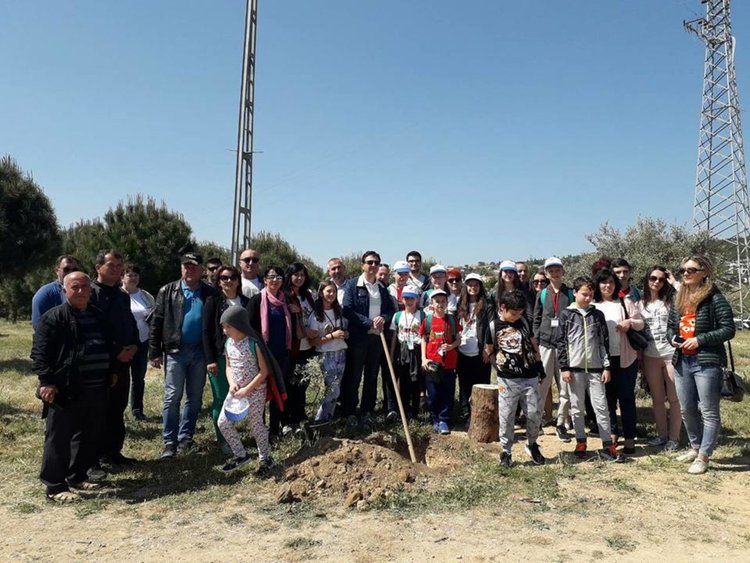 Ученици от Кирково садят маслини в Газиемир , участват във фестивал