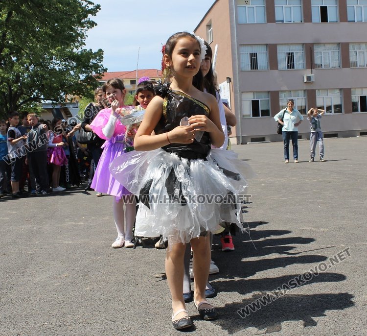 Каравеловци организираха ревю на дрехи от отпадъци