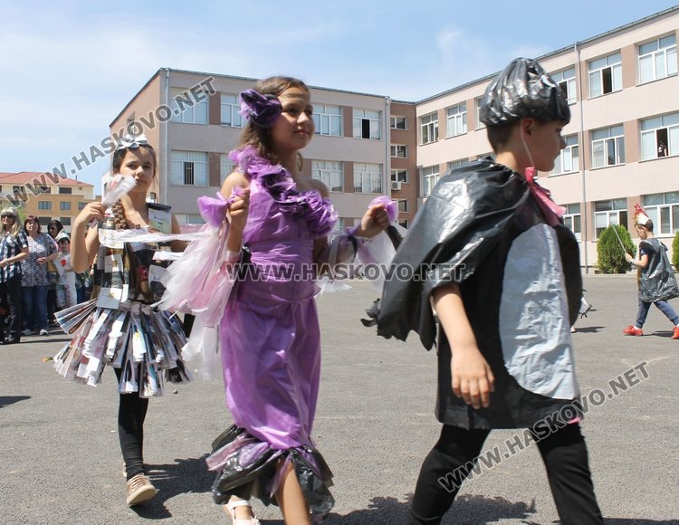 Каравеловци организираха ревю на дрехи от отпадъци