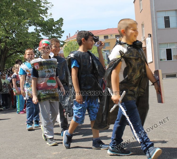 Каравеловци организираха ревю на дрехи от отпадъци