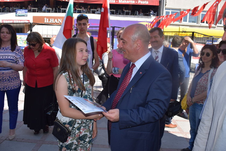 Мост на мира градят деца от Кърджали и Одрин с творбите си