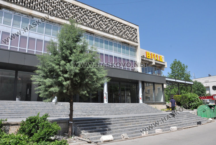 Читател: Незаконно бунище на метри от общината