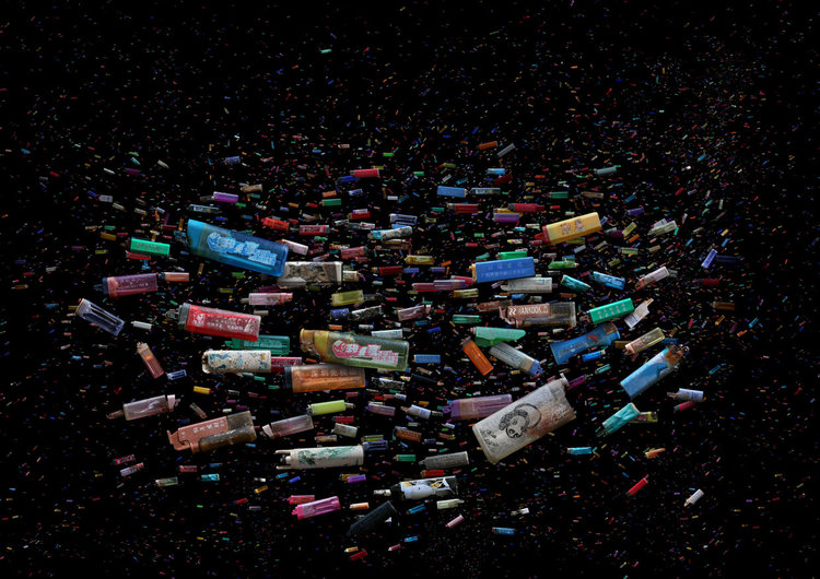 Хонгконгска супа: 1826 - Запалка. Изхвърлените запалки за еднократна употреба и пандата - национална емблема на Китай и застрашен вид , символизират Майката природа, загърбена заради неспособността на човека да поеме отговорност за отпадъците си.