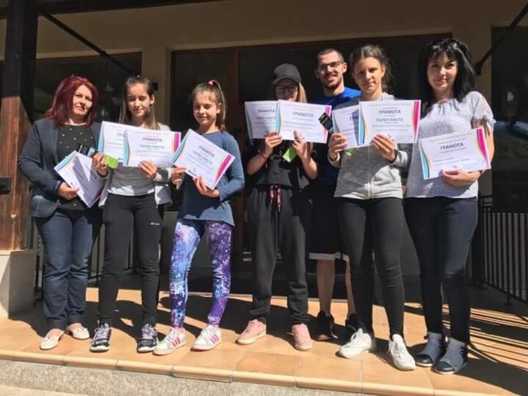 Състезателният екип в Рибарица, заедно с придружаващите "треньори"