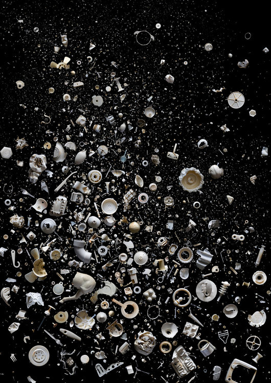 Всяка ... снежинка е различна. Състав: бели морски пластмасови отломки, събрани в две отделни посещения в природен резерват на източното крайбрежие на Англия.