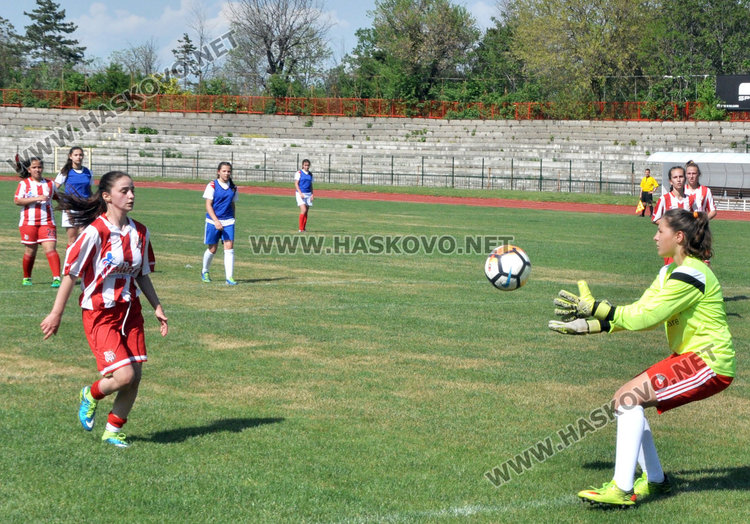 Футболистките на Хасково разгромени от Златоград, готвят се за среща с Лестър