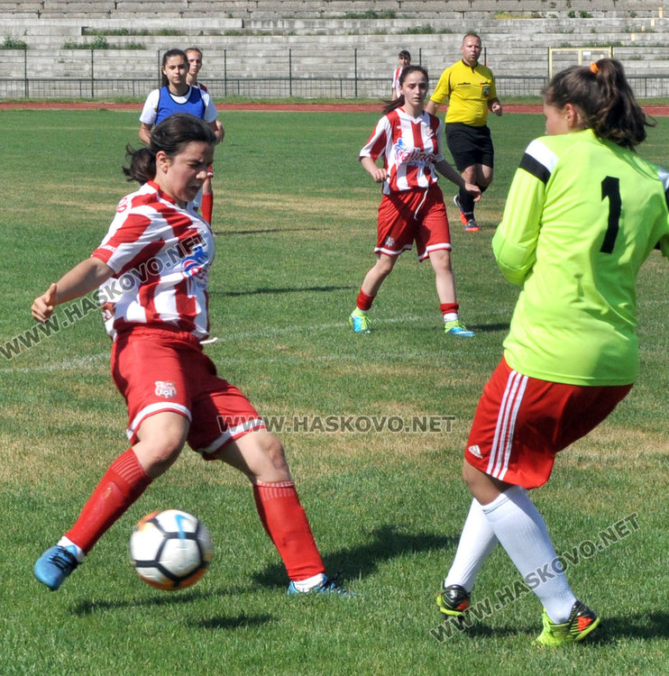 Футболистките на Хасково разгромени от Златоград, готвят се за среща с Лестър