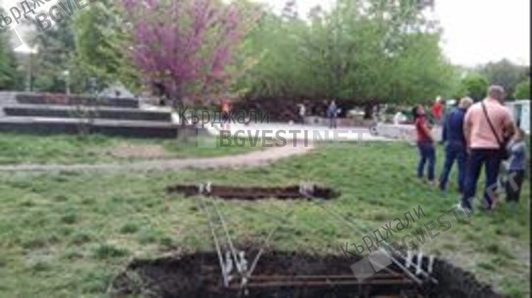 Железа стърчат в Градската градина, майки алармират за необезопасени фундаменти